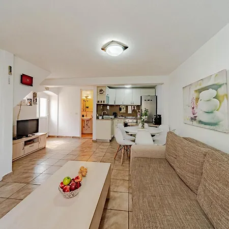 2 Bedroom Gorgeous In Prázdninový dům Hodilje