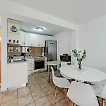 2 Bedroom Stunning In *