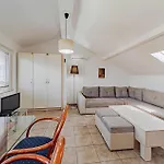 2 Bedroom Stunning Home In Hodilje * Hodilje