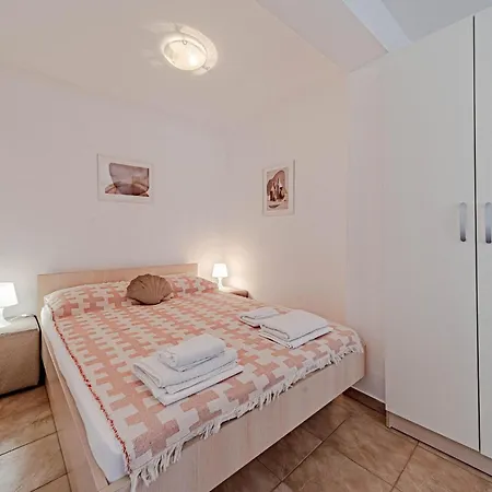 2 Bedroom Gorgeous In Hodilje