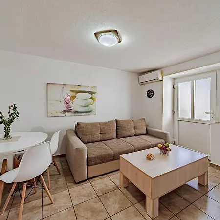 2 Bedroom Gorgeous In Hodilje