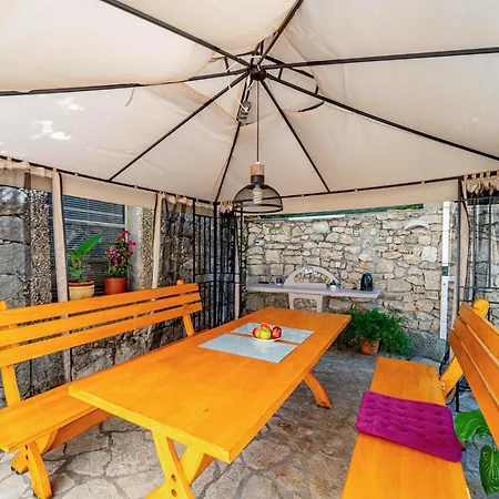 2 Bedroom Gorgeous In Hodilje