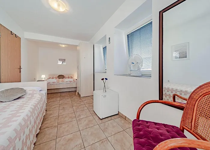 2 Bedroom Gorgeous In Hodilje