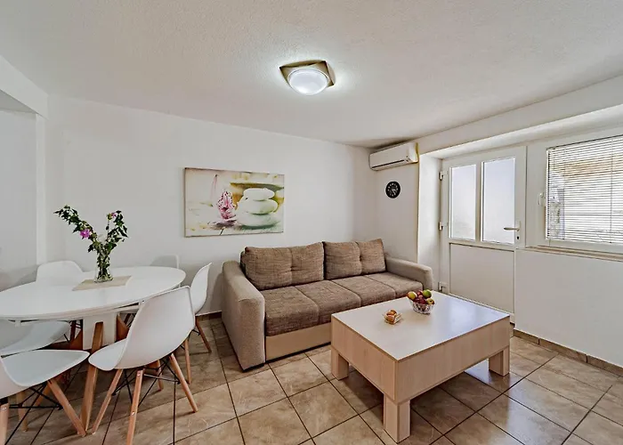 2 Bedroom Gorgeous In Hodilje