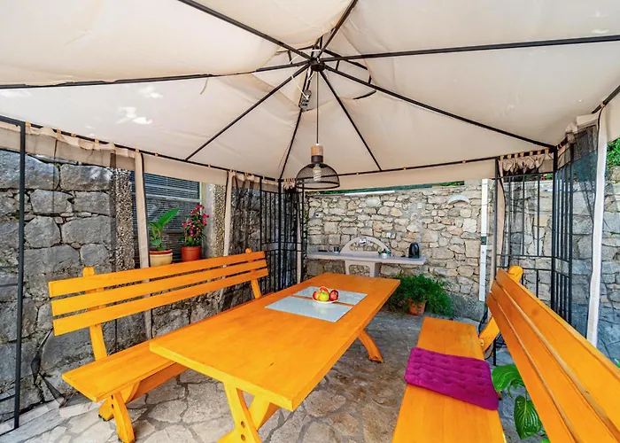 2 Bedroom Gorgeous In Hodilje